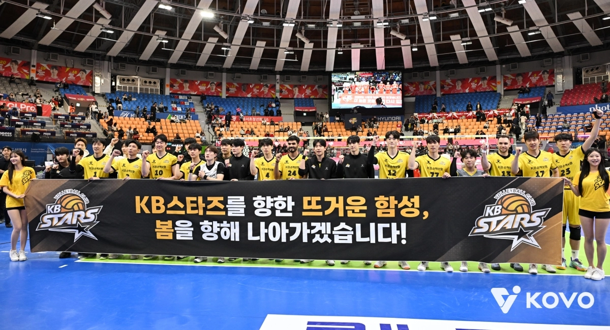 KB손해보험 선수들이 18일 수원 실내체육관에서 열린 한국전력과의 경기에서 승리한 뒤 준플레에오프 진출을 축하하는 현수막을 들어 보이고 있다. 한국배구연맹 제공
