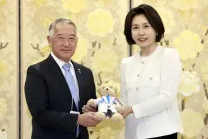 [포토] IVI 마스코트 인형 받은 김혜경 여사