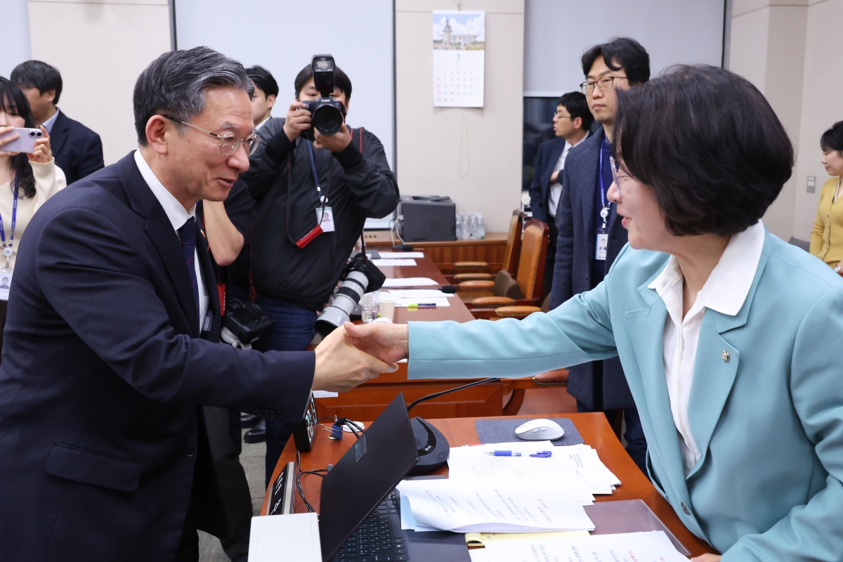 추미애(오른쪽) 국회 법제사법위원장이 18일 국회에서 열린 법사위 전체회의에서 공소청법이 가결된 뒤 미소 지으며 정성호 법무부 장관과 악수하고 있다. 뉴스1