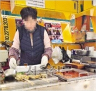 푸드트럭을 운영하는 상인 송종숙씨가 18일 서울 강남구 삼성동 거리에서 떡볶이와 어묵 등 장사를 준비하고 있다. 그는 “이달엔 기름값이 10만원가량 더 나올 것 같다”며 부담을 호소했다. 김신우 수습기자