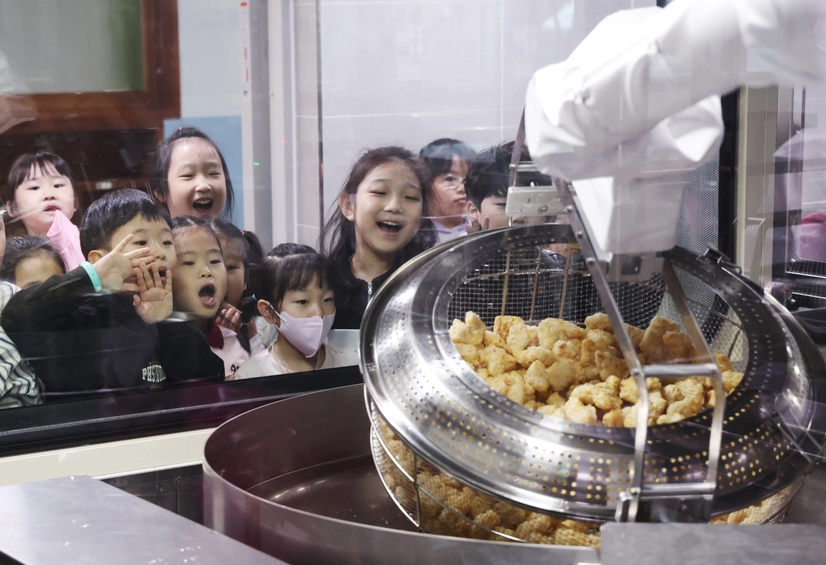 신기한 튀김 조리 로봇