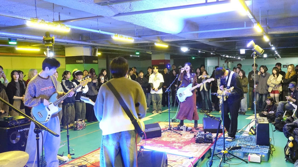 밴드 ‘랜딩기어’가 지난 16일 서울 서대문구 창천동 현대백화점 신촌점 지하주차장 6층에서 열린 ‘셔터 라우드 01’에서 공연하고 있다. 서대문구 제공