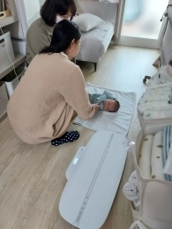 서울 송파구 보건소 간호사가 지난달 ‘생애초기 건강관리 사업’의 일환으로 신생아가 있는 가정에서 아기의 건강상태를 살펴보고 있다. 송파구 제공