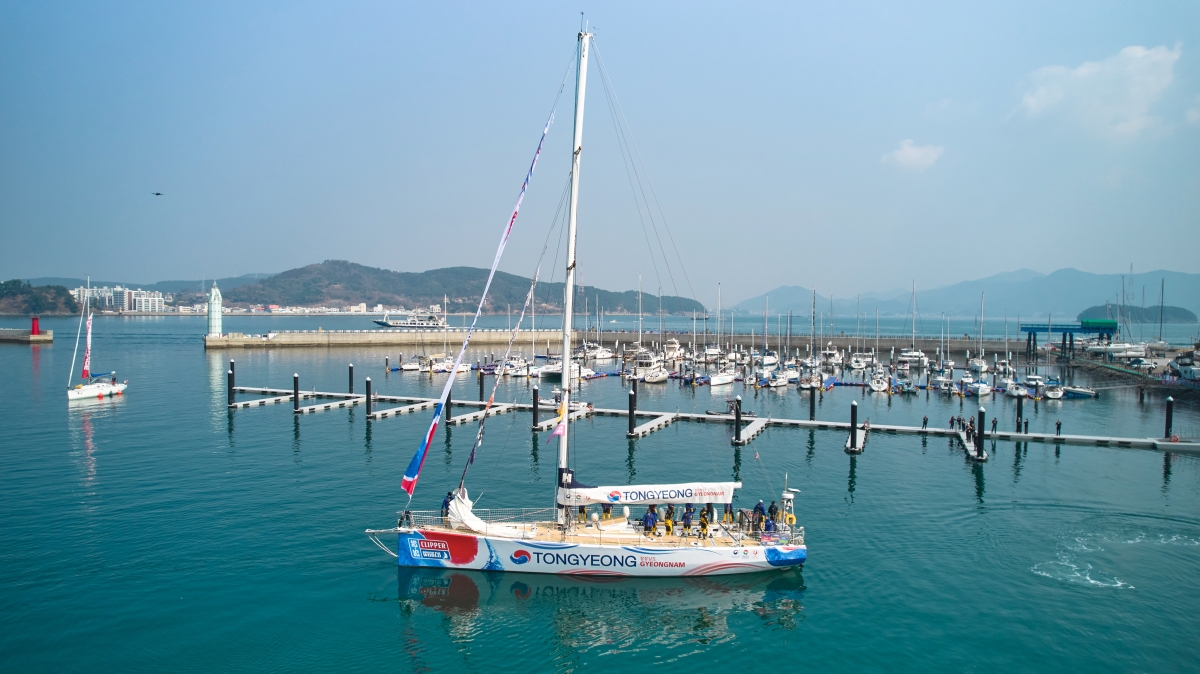 ‘2025~26 클리퍼 세계 일주 요트대회’에 참가 중인 ‘경남통영호’가 지난 16일 경남 통영시 도남항 계류장에 입항하고 있다.  통영시 제공