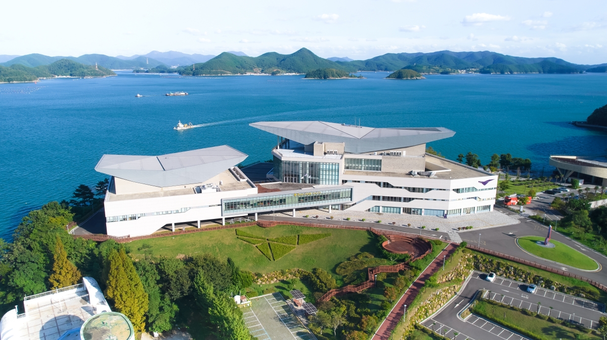 아시아를 대표하는 현대음악 축제로 자리잡은 ‘통영국제음악제’가 열리는 통영국제음악당 전경. 통영시 제공