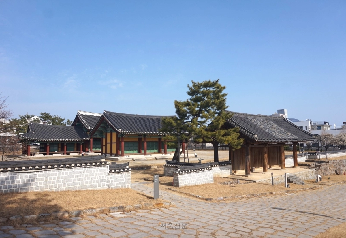 강릉대도호부 객사 임영관. 오른쪽이 국보로 지정된 고려시대 건축물 임영관 삼문이다.