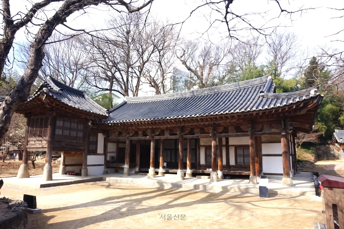 옛 모습을 간직하고 있는 강릉대도호부사 집무실 칠사당. 칠사(七事)란 수령의 임무인 농사, 호구, 교육, 병무, 세금, 재판, 풍속을 가리킨다.
