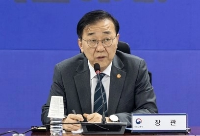 김윤덕 국토교통부 장관이 18일 국회 의원회관에서 열린 당정협의에 참석해 발언하고 있다. 뉴스1