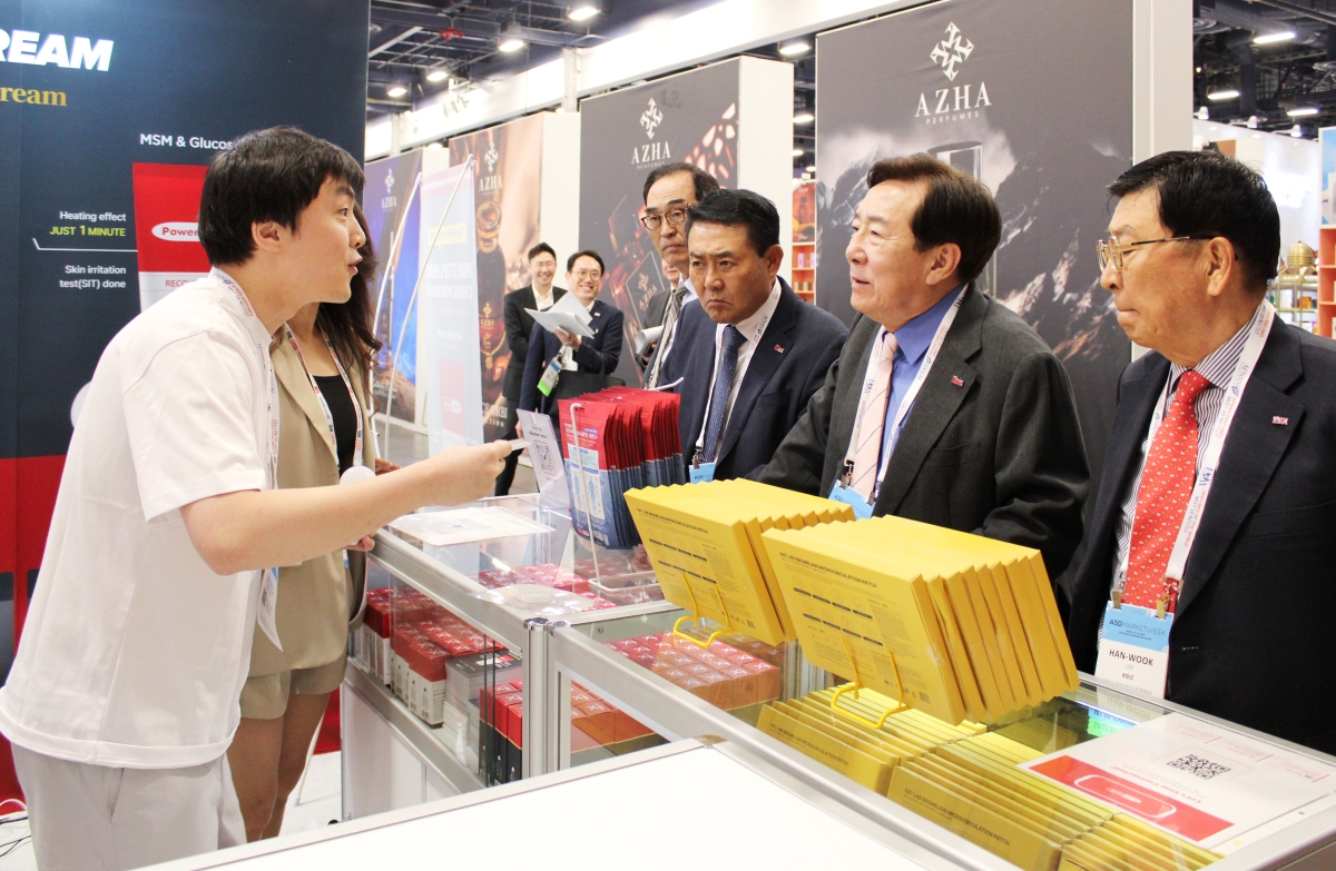 김기문(오른쪽 두 번째) 중소기업중앙회장이 17일(현지시간) 미국 라스베이거스 컨벤션센터에서 열린 ‘ASD 마켓위크’에서 화장품 업체 ‘파워풀엑스’의 제품 설명을 듣고 있다. 중소기업중앙회 제공
