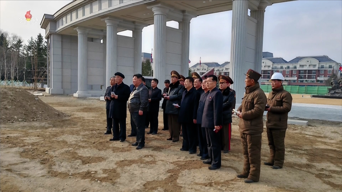 김정은 북한 국무위원장이 지난 16일 ‘해외군사작전 전투위훈기념관’ 건설 현장을 현지지도하고 있다.  조선중앙TV 화면·연합뉴스