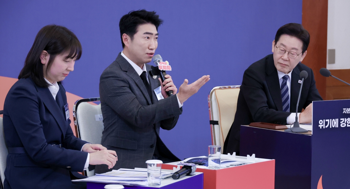 18일 청와대에서 이재명 대통령 주재로 열린 자본시장 안정과 정상화 간담회에서 개인투자자 자격으로 참석한 방송인 장동민이 발언하고 있다. 2026.3.18 연합뉴스