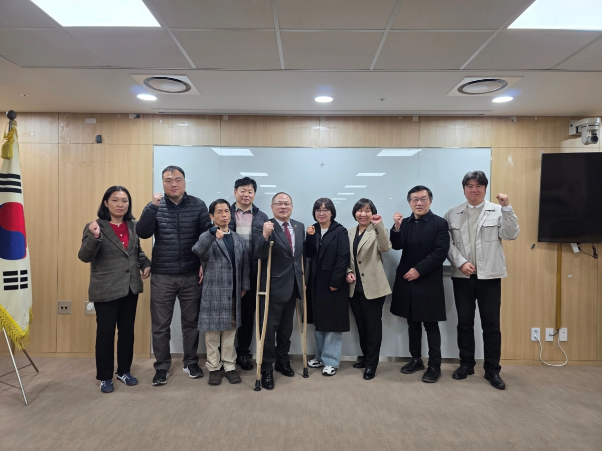 박재용 의원이 18일 경기도의회 중회의실에서 열린 ‘경기도 뇌병변장애인 지원 정책 정담회’를 마치고 경기도청 장애인복지과, 경기중증중복뇌병변장애인부모회와 함께 기념촬영을 하고 있다.(사진=경기도의회)