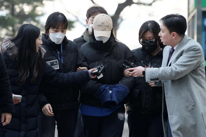 강북구 수유동 모텔에서 약물이 든 음료를 건네 타인을 숨지게 한 피의자 김소영(20)이 12일 오전 서울 도봉구 북부지방법원에서 열린 영장실질심사(구속 전 피의자 심문)에 출석하고 있다. 2026.2.12. 뉴스1