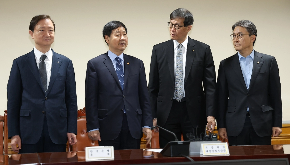 구윤철 부총리와 대화하는 이창용 한국은행 총재     (서울=연합뉴스) 김성민 기자 = 구윤철 부총리 겸 재정경제부 장관이 19일 서울 중구 은행회관에서 열린 확대거시경제금융회의에서 이창용 한국은행 총재와 대화하고 있다. 왼쪽부터 이찬진 금융감독원장, 구 부총리, 이창용 한국은행 총재, 권대영 금융위원회 부위원장. 2026.3.19     ksm7976@yna.co.kr (끝)