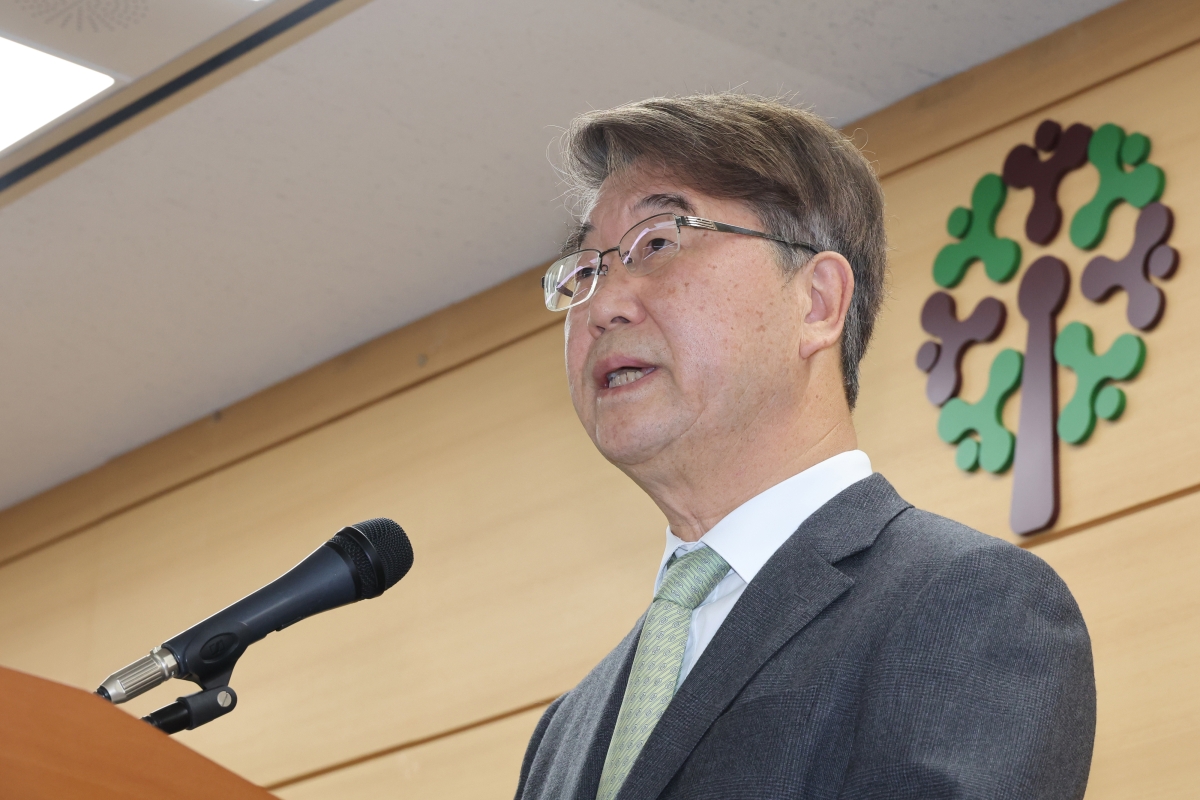 김지형 경제사회노동위원회(경사노위) 위원장이 지난 18일 서울 중구 경사노위 대회의실에서 새 정부 제1기 경사노위 출범 브리핑을 하고 있다. 연합뉴스