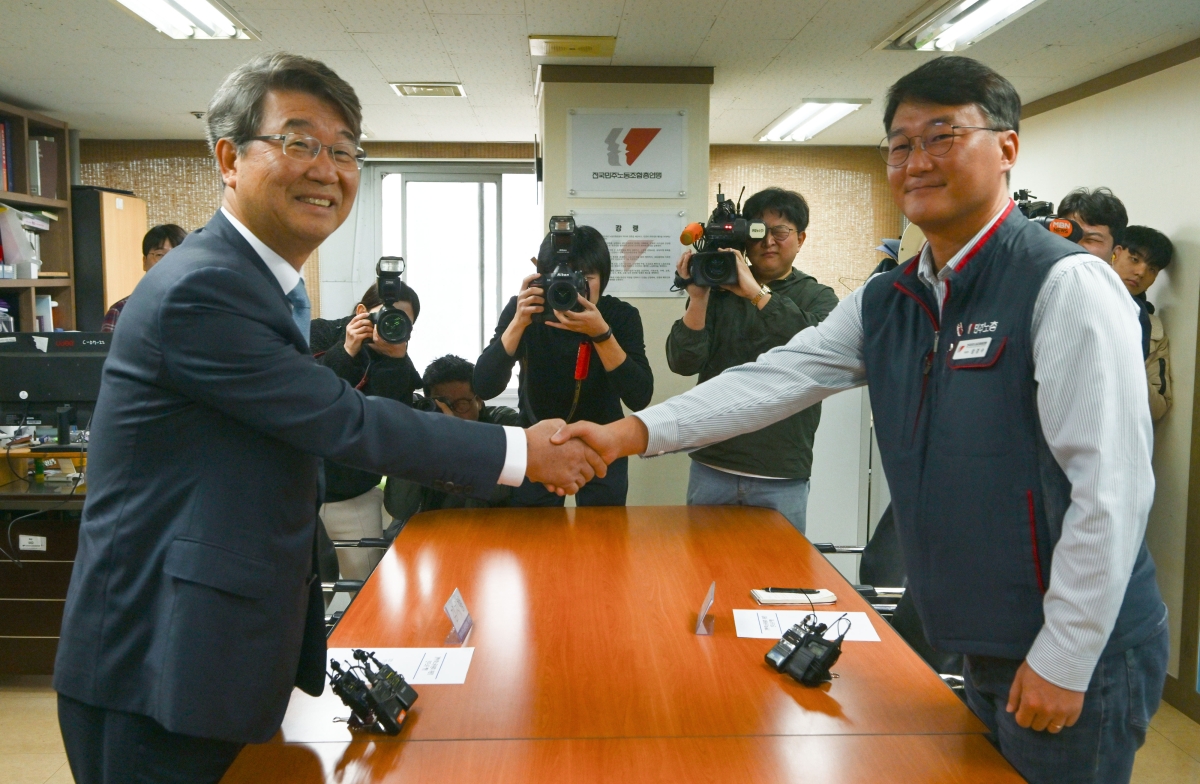 김지형 경제사회노동위원회 위원장이 지난해 11월 서울 중구 전국민주노동조합총연맹(민주노총)을 방문해 양경수 민주노총 위원장과 악수하고 있다. 연합뉴스