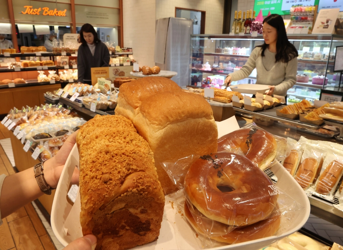 12일 서울 한 매장에서 관계자들이 빵을 살펴보고 있다. 연합뉴스 2026.3.12