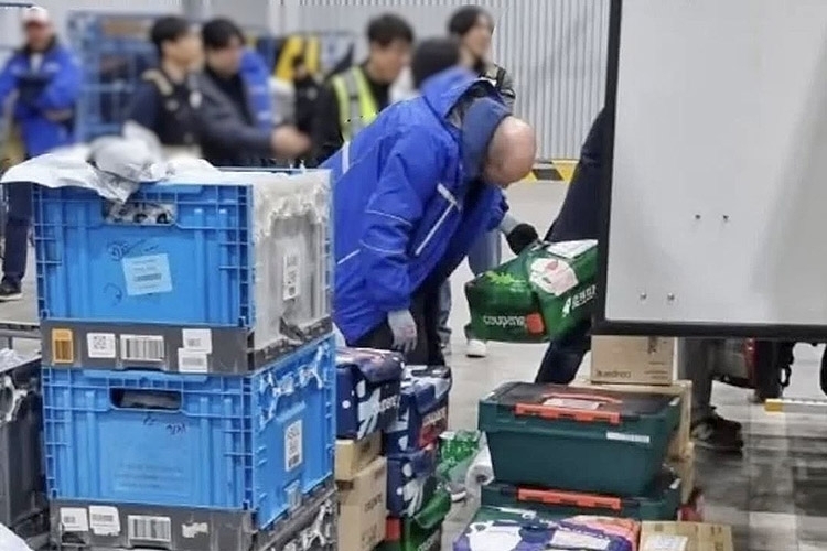 지난 12일 새벽배송 현장 찾은 로저스 쿠팡 대표. 온라인 커뮤니티 캡쳐=연합뉴스