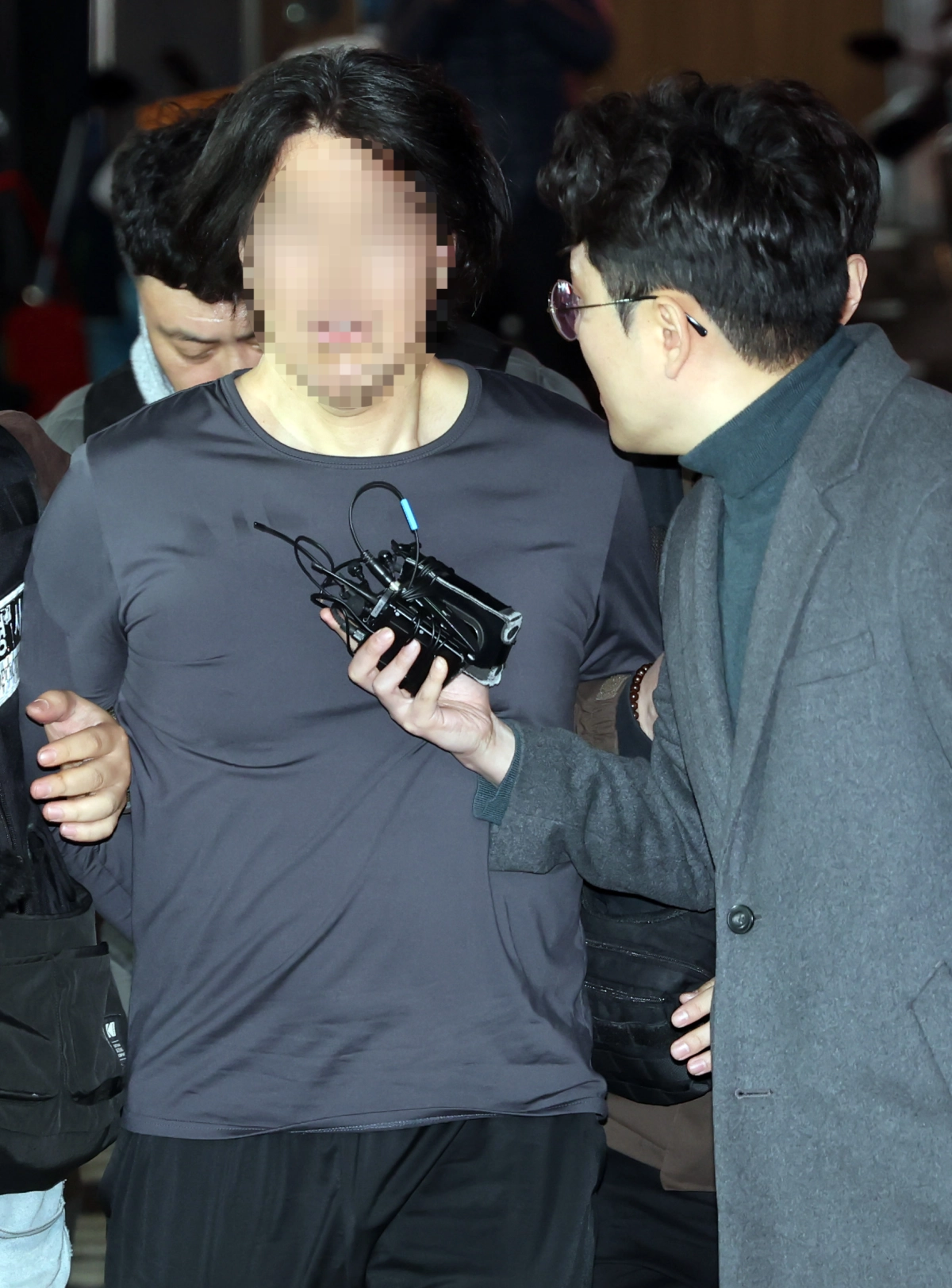 부산에서 전 직장 동료인 항공사 기장을 흉기로 살해한 혐의를 받는 50대 A씨가 17일 부산 부산진경찰서로 압송되고 있다. 2026.03.17. 뉴시스