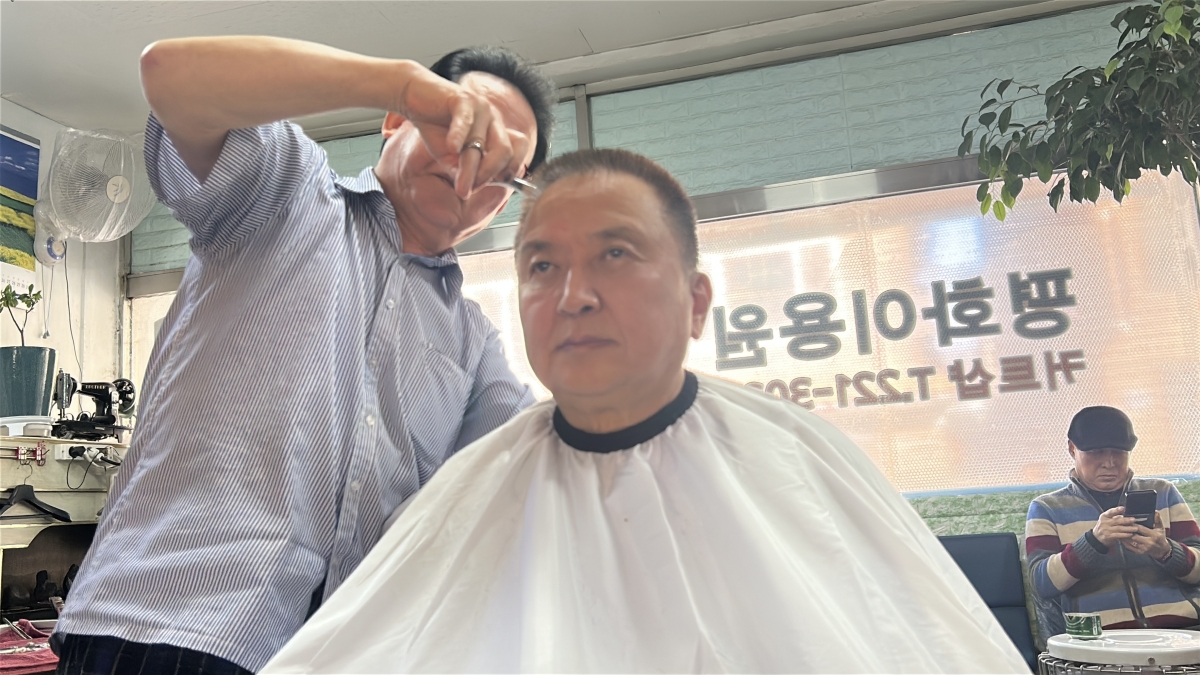 삭발하고 있는 김영환 충북지사. 독자 제공.