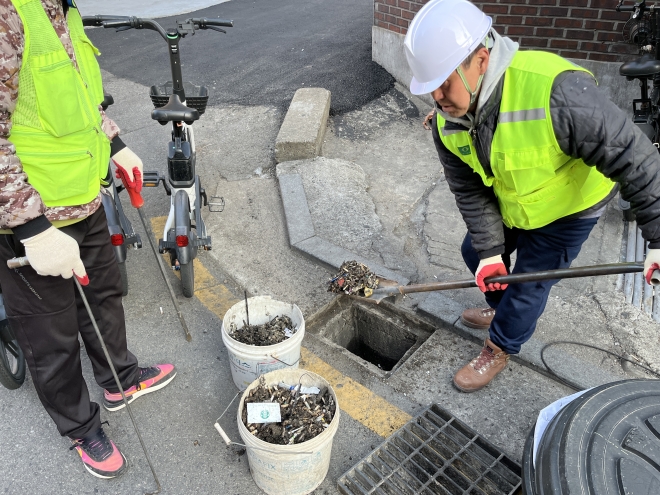 침수 피해 막아라… 성북, 빗물받이 대청소