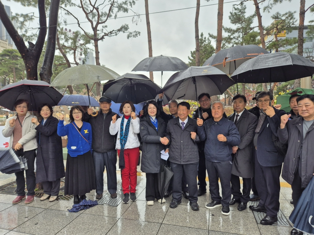 대구 2·28중앙공원 평화의 소녀상 앞에서 강숙영 광주전남 통합교육감 예비후보(가운데)와 서중현 대구시 교육감 예비후보가 공동성명 발표 후 악수하고 있다.