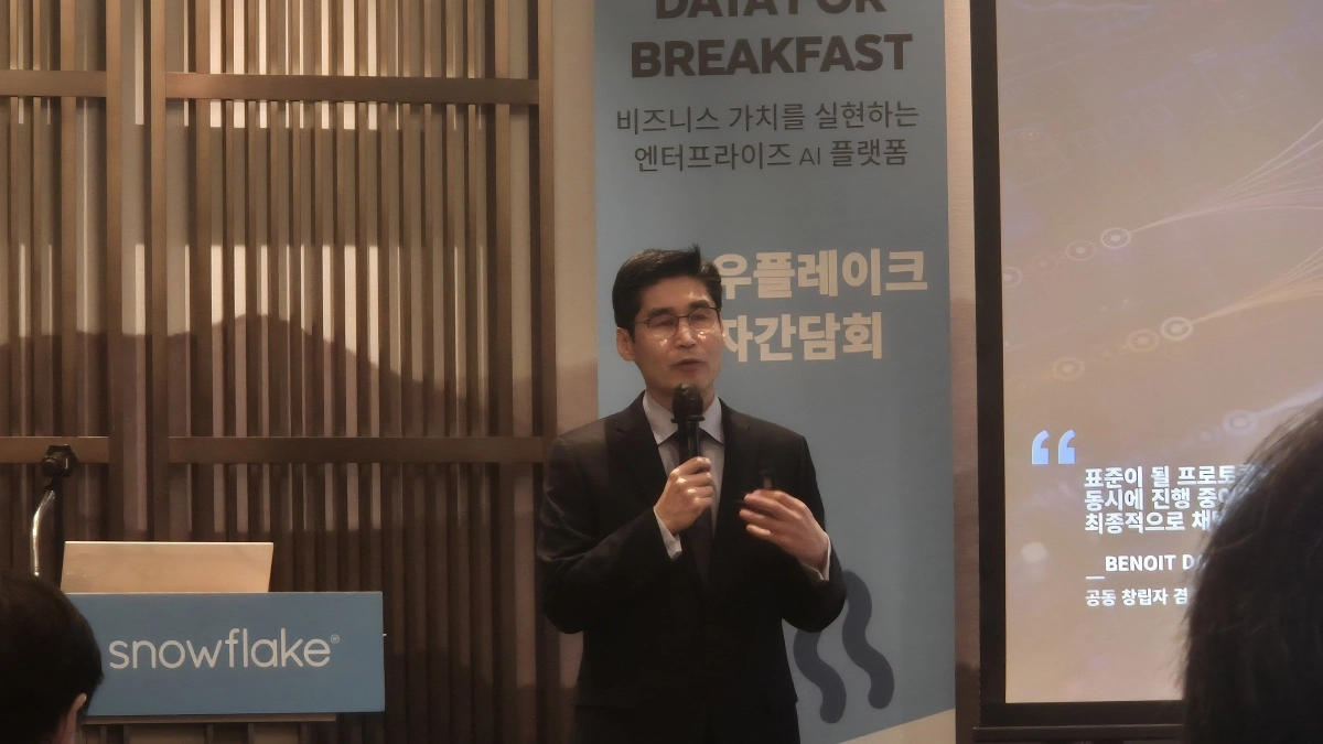 최기영 스노우플레이크 코리아 지사장이 19일 서울 중구 앰배서더 서울 풀만 호텔에서 열린 기자간담회에서 발표하고 있다. 민나리 기자