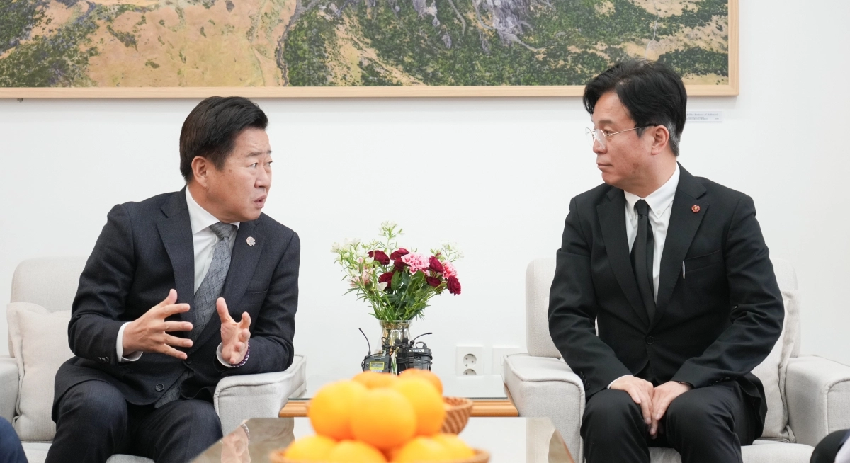 지난 1월 30일  오영훈 지사와 김영훈 고용노동부 장관은 도청 집무실에서 이동노동자 보호 방안 등을 논의하고 있다. 제주도 제공