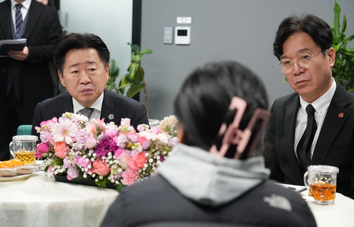 오영훈 제주지사와 김영훈(오른쪽) 고용노동부장관이 1월 30일 오후 이동노동자 쉼터 ‘제주 혼디쉼팡 연동센터’에서 쿠팡 산재 피해자 유가족과 면담하고 있다. 제주도 제공