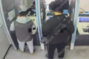 thumbnail - “수상한 남성이…” 신고에 가보니 ATM 위 현금 ‘우수수’ 무슨 일?