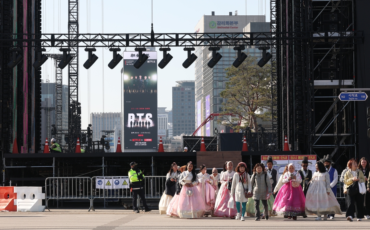 그룹 방탄소년단(BTS)의 광화문 공연을 앞둔 19일 서울 종로구 광화문광장에 무대가 설치돼 있다.  연합뉴스