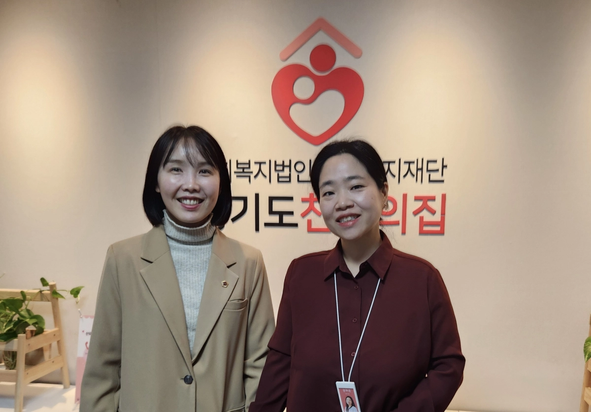 이인애 의원이 18일 동두천시에 위치한 경기북부 위기임산부 지역상담기관을 방문해 운영 및 시설 현황을 점검하고 종사자 애로사항을 청취한 뒤 함께 기념촬영을 하고 있다.(사진=경기도의회)