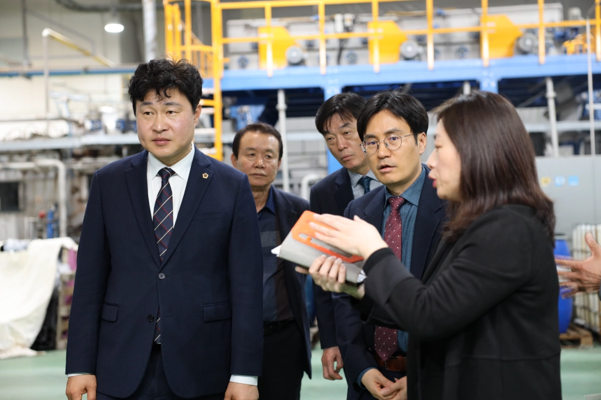 한국섬유소재연구원을 방문한 이영주 의원이 현장을 둘러보며 관계자로부터 현황 설명을 듣고 있다.(사진=경기도의회)