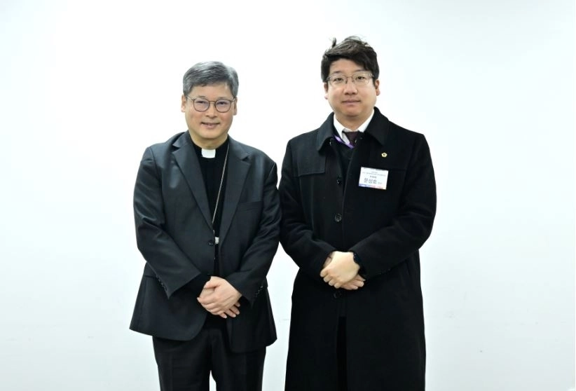 정순택 베드로 대주교(왼쪽)와 2027 서울 세계청년대회 특별위원회 문성호 부위원장