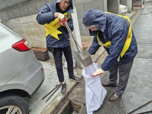 서울 노원구 관계자가 빗물받이를 사전점검 하고 있다.  노원구 제공