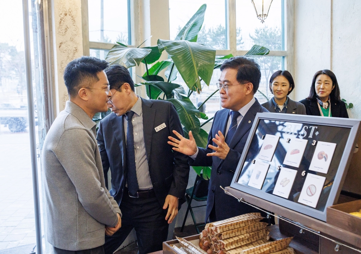 진교훈(오른쪽 세 번째) 서울 강서구청장이 지난 18일 마곡동 ‘타르데마 베이커리 서울식물원점’에서 헌혈자에게 할인 혜택을 제공하는 ‘레드 파트너’에 대해 설명하고 있다.  강서구 제공
