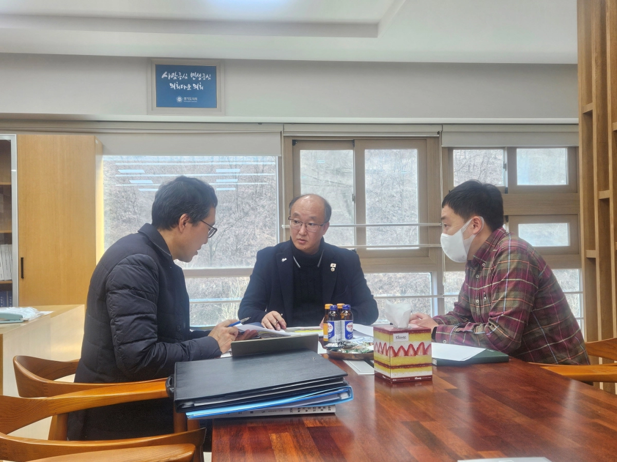 김동영 의원이 18일 경기도의회 북부 분원에서 경기도 건설본부로부터 ‘국지도 98호선 오남입체교차로 건설 사업’ 현안을 보고 받고 있다.(사진=경기도의회)
