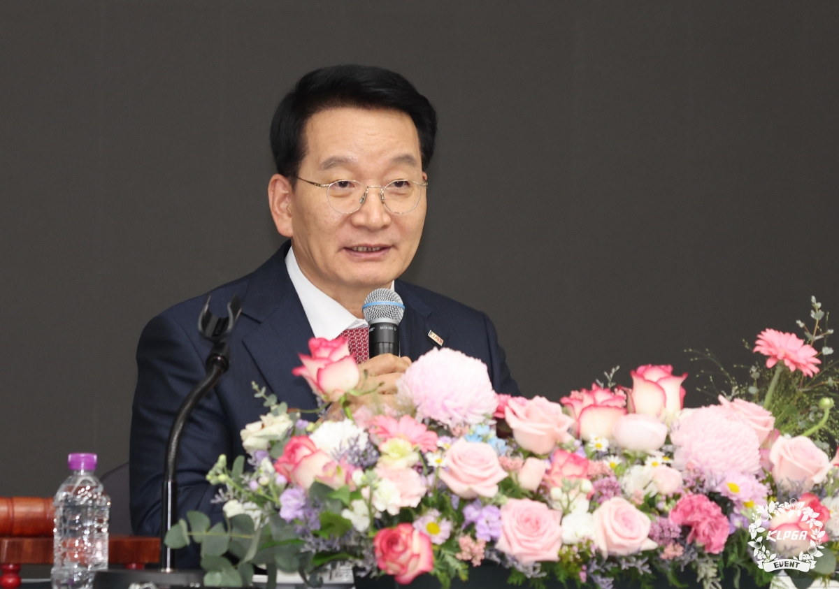 김상열 KLPGA 회장이 19일 서울 송파구 서울올림픽파크텔에서 열린 정기총회에서 인사말을 하고 있다. KLPGA 제공