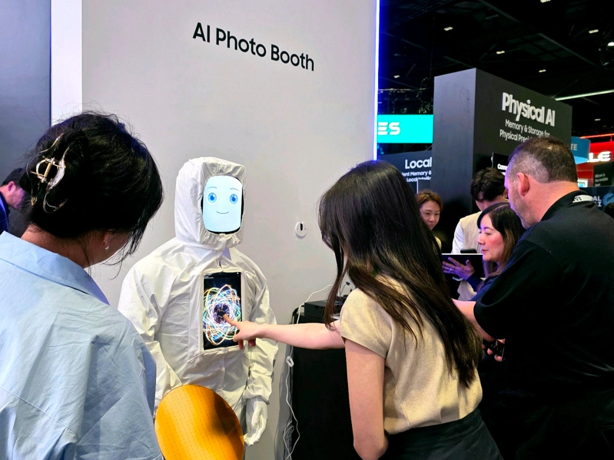 18일(현지시간) 미국 캘리포니아주 새너제이에서 열린 GTC 2026에서 한 관람객이 삼성전자 부스 내 ‘게임 존’에서 인공지능(AI) 사진 변환 체험을 하고 있다. 해당 기기는 관람객이 사진을 찍으면 젠슨 황 엔비디아 최고경영자의 트레이드 마크인 가죽자켓을 입은 모습으로 변환시켜 준다. 삼성전자 제공