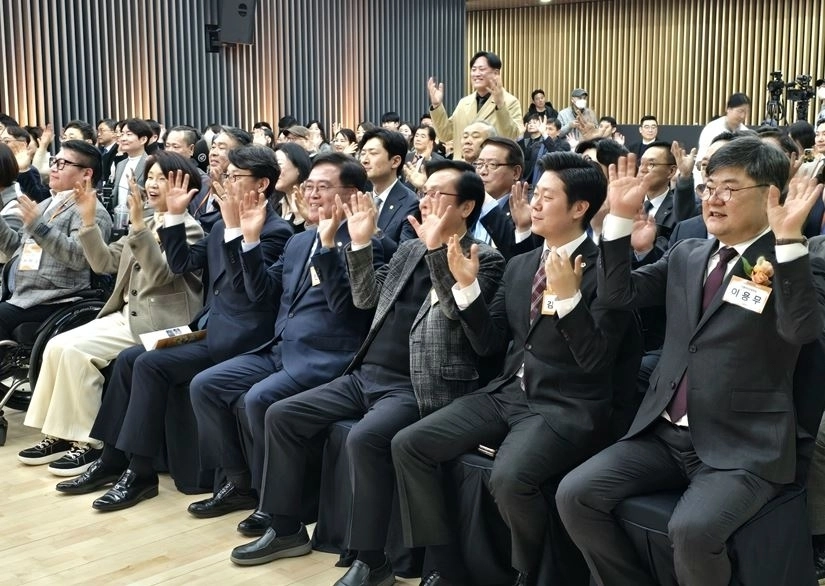 수화어로 인사하는 참석자들