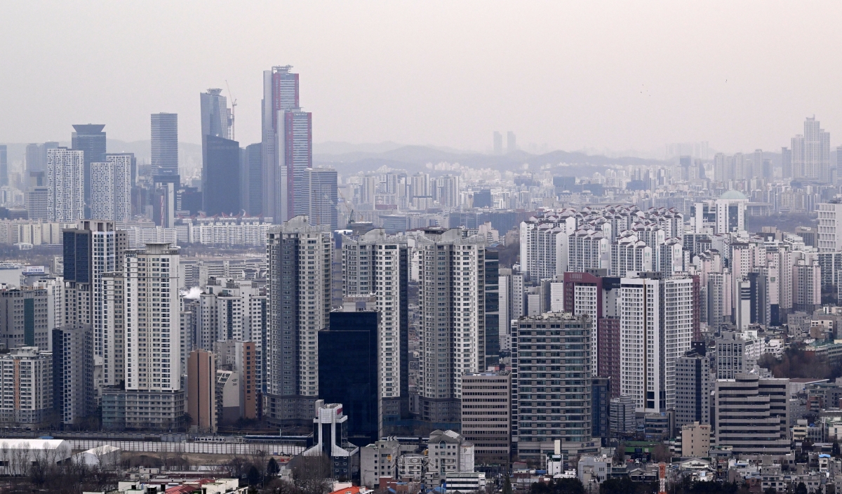 이재명 정부의 연이은 부동산 시장 안정화 대책으로 집값 상승 기대가 3년 7개월 만에 가장 큰 폭으로 떨어진 24일 서울 남산에서 바라본 서울시내 모습. 2026.2.24. 도준석 전문기자