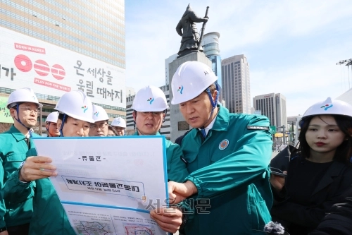 오세훈(오른쪽 두 번째) 서울시장이 19일 서울 종로구 광화문광장에서 방탄소년단(BTS) 공연 준비 현장을 점검하고 있다.  이지훈 기자