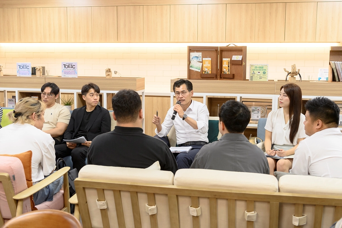 이기재(왼쪽 세 번째) 양천구청장이 지역 청년들과 토론하고 있다. 양천구 제공