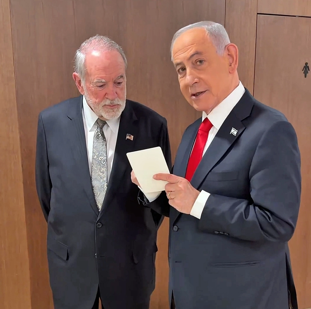 베냐민 네타냐후 이스라엘 총리가 이란 고위 인사 제거 성과를 직접 과시하는 영상을 공개했다. 네타냐후 총리는 현지시간 17일(현지시간) 공식 X(옛 트위터) 계정에 마이크 허커비 주이스라엘 미국 대사와의 면담 장면을 담은 영상을 올렸다. 2026.3.17 네타냐후 엑스