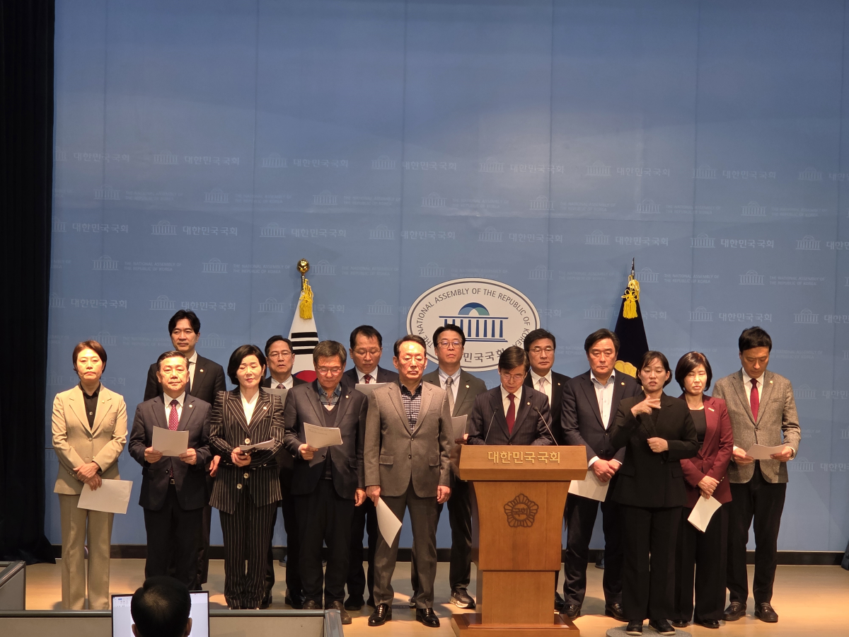 부산 지역 국민의힘 의원들이 19일 ‘통일교 유착 의혹’을 받고 있는 더불어민주당 전재수 의원을 비판하는 공동 기자회견을 하고 있다. 조경태 의원실 제공