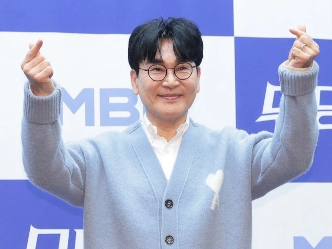 가수 조항조가 25일 서울 마포구 스탠포드호텔에서 열린 MBN 트롯 오디션 ‘무명전설-트롯 사내들의 서열전쟁’은 제작발표회에서 포즈를 취하고 있다. 2026.2.25 뉴스1