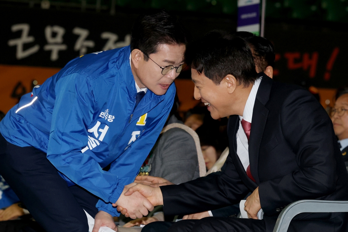 오세훈(오른쪽) 서울시장과 더불어민주당 서울시장 예비경선 후보인 정원오 전 성동구청장이 19일 서울 잠실학생체육관에서 열린 ‘2026 서울시 환경공무관 한마음축제’에 참석해 인사를 나누고 있다. 뉴스1