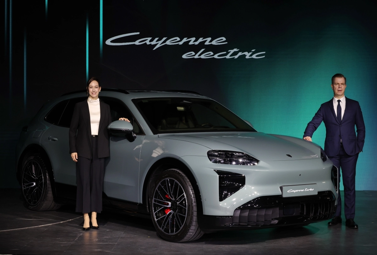 크리스티아네 초른(왼쪽) 포르쉐 AG 해외신흥시장총괄과 마티아스 부세 포르쉐코리아 대표가 19일 서울 광진구 파이팩토리에서 열린 포르쉐코리아 2026 신년 기자간담회에서 신형 카이엔 일렉트릭과 함께 사진 촬영을 하고 있다. 연합뉴스