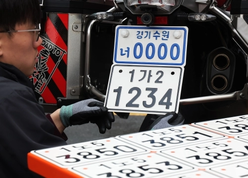 20일부터 적용되는 오토바이 번호판(아래). 기존 번호판(위)보다 세로 길이를 약 30% 늘리고 상단 지역 표기를 없앴다. 연합뉴스