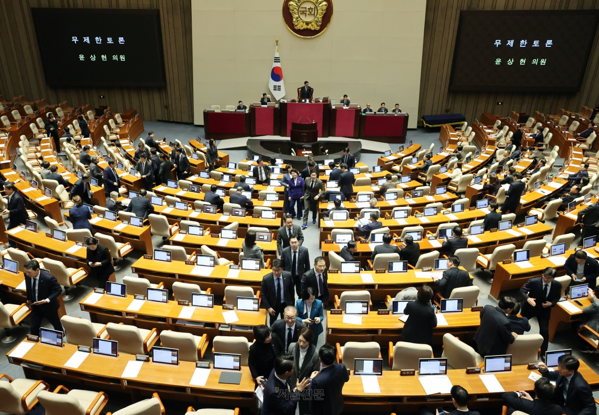 9일 국회에서 열린 3월 임시국회 2차 본회의에서 윤상현 국민의힘 의원이 공소청법안에 대해 무제한 토론을 시작하자 의원들이 본회의장을 떠나고 있다. 2026.3.19 홍윤기 기자